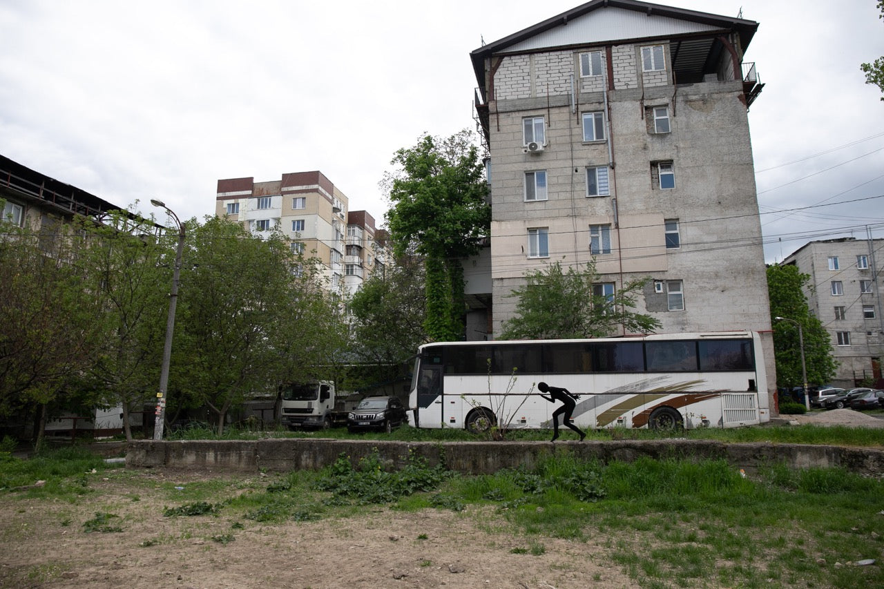 INTRUDER IN THE COURTYARD, 2025. Photo by Daniel Bilici.
