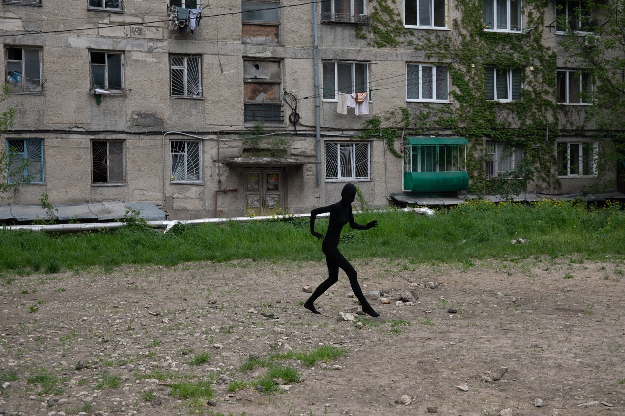 INTRUDER LEAVING THE SCENE, 2025. Photo by Daniel Bilici.