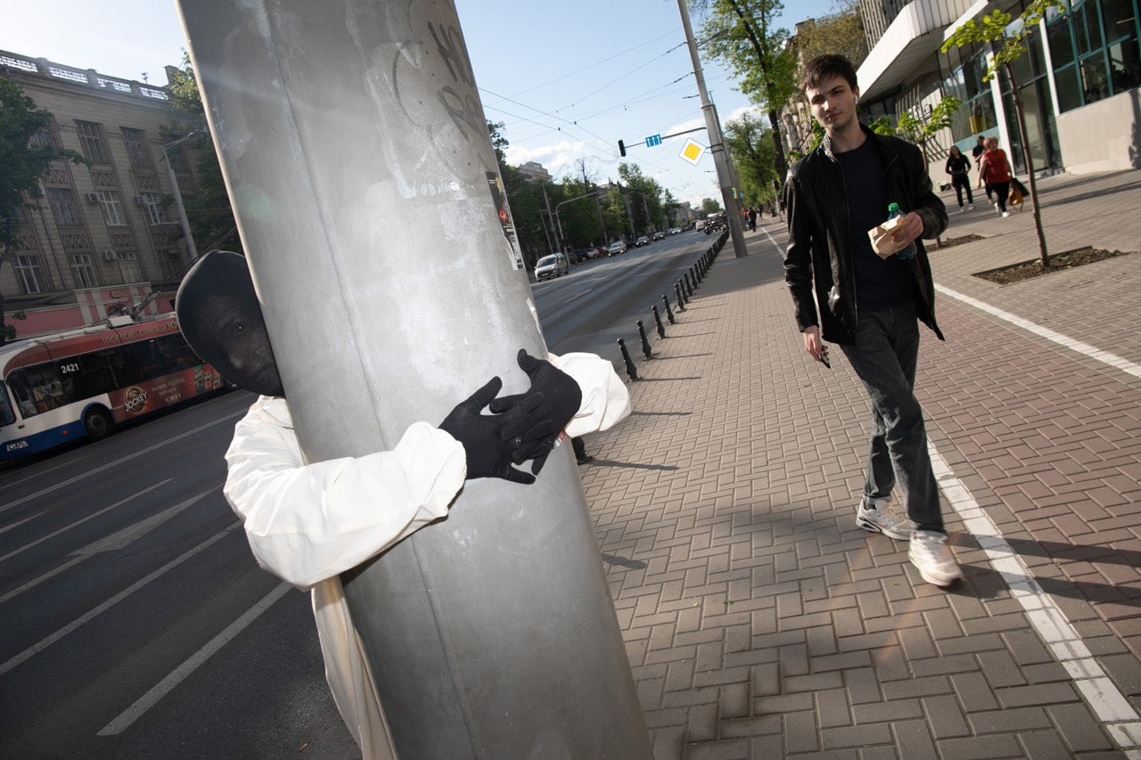 ROMANCE ON STEFAN CEL MARE BOULEVARD. Photo by Daniel Bilici.